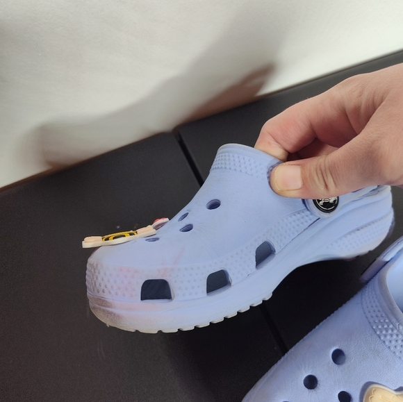 CROCS Classic Periwinkle Blue Clogs C11 jibitz bee heart fingers - Picture 2 of 9